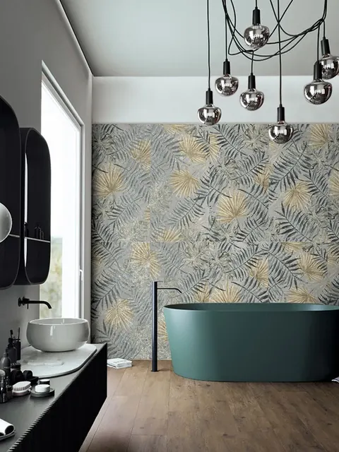 Bagno con vasca verde e parete in gres decorato a foglie in grande formato