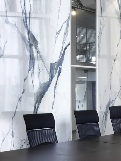 Parete in grande lastra effetto marmo Calacatta con venature blu